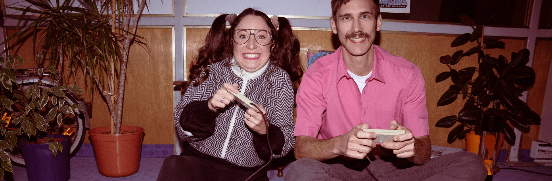 Michael und Claudia beim Retro-Gaming im Büro