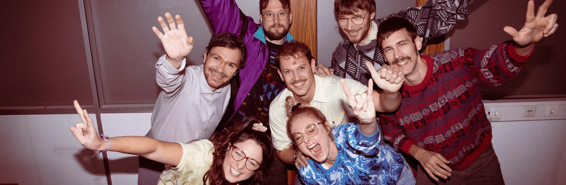 Das Guid.New Team beim Herumalbern im Retro-Look