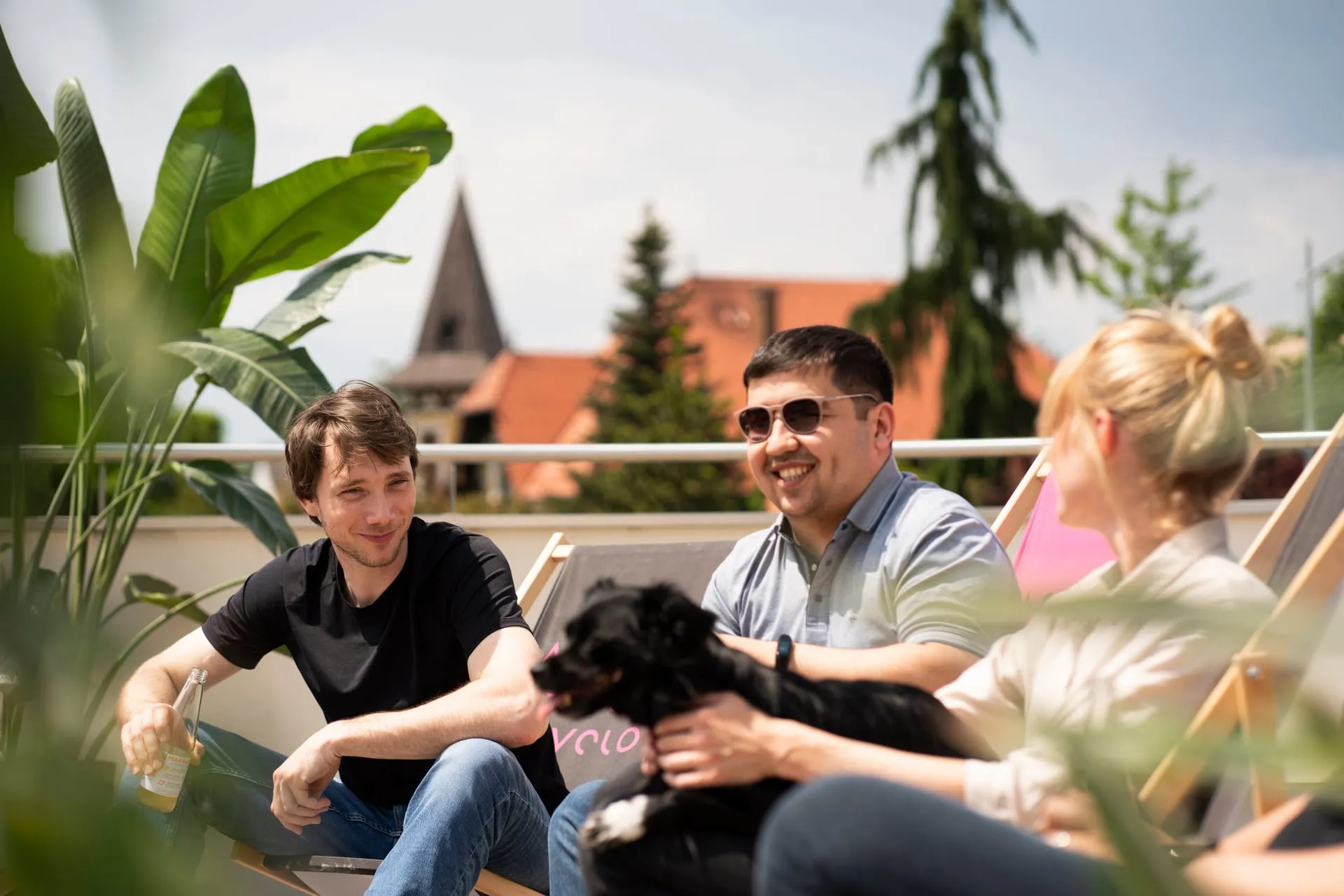 Guid.New Team mit Bürohund in der Pause auf der Dachterrasse