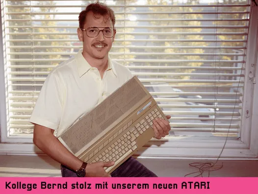 Kollege Bernd stolz mit unserem neuen Atari