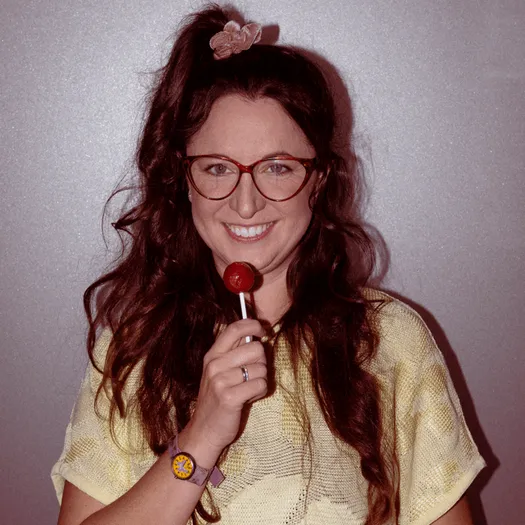 Claudia Schlacher als Retro-Nerd