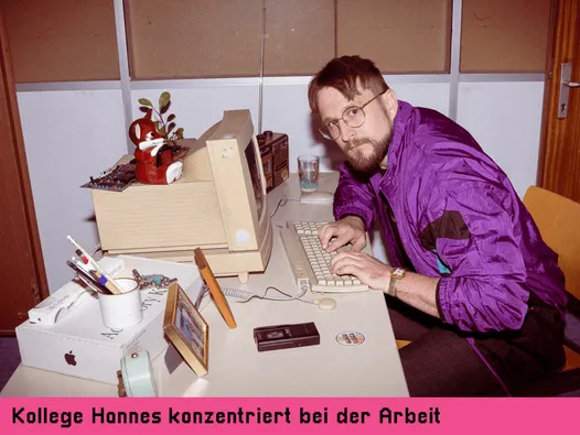 Kollege Hannes konzentriert bei der Arbeit am Retro-Rechner