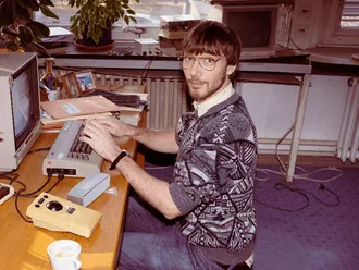 Harald im Retro-Look beim Entwickeln