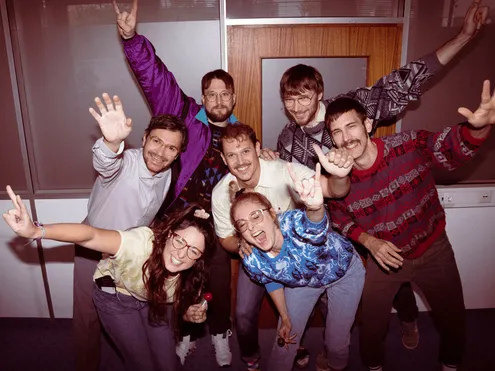 Das Guid.New Team gut gelaunt im Retro-Look